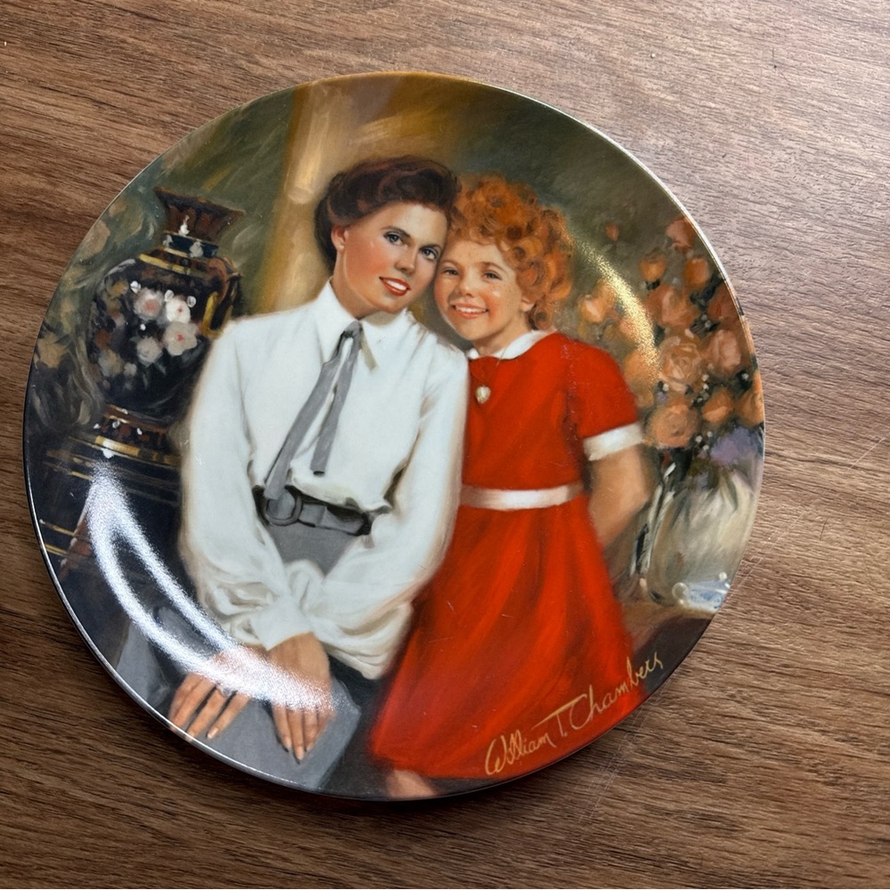 Little Orphan Annie Collector Plate Limited Edition "Annie and Grace" - Picture 1 of 2